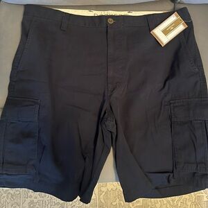 Dockers men’s 40” waist NWT. Navy blue cargo shorts. Smoke free home.